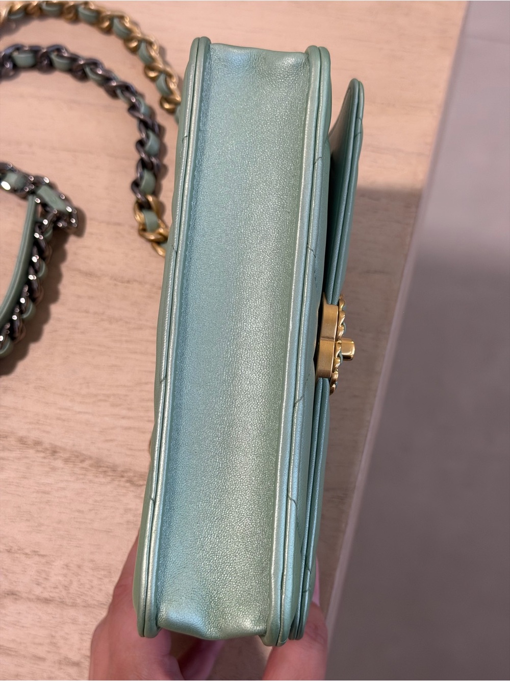 CHANEL 19 Wallet On Chain Green Metallic - Picture 5 of 9